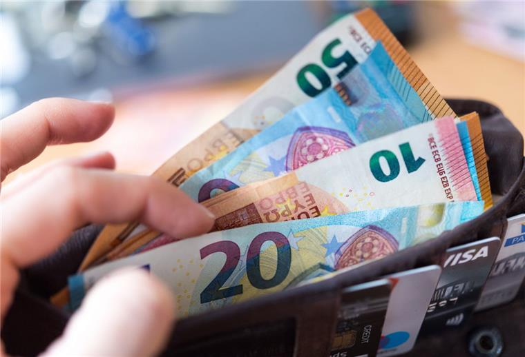 Am Donnerstagmorgen hat ein 14 Jahre alter Schüler auf dem Weg zur Schule eine Geldbörse gefunden und sie bei der Polizei abgegeben.
