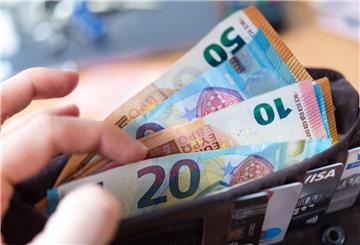 Am Donnerstagmorgen hat ein 14 Jahre alter Schüler auf dem Weg zur Schule eine Geldbörse gefunden und sie bei der Polizei abgegeben.