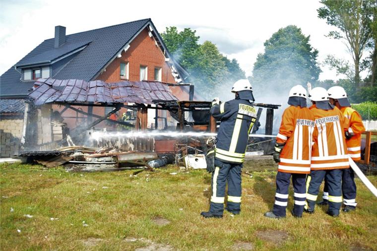 Ringstedt: Hitze der Flammen lässt Verkleidung am Haus schmelzen Am Donnerstagnachmittag hat in Ringstedt eine Scheune gebrannt. Der schnelle Einsatz der Feuerwehr verhinderte Schlimmeres.