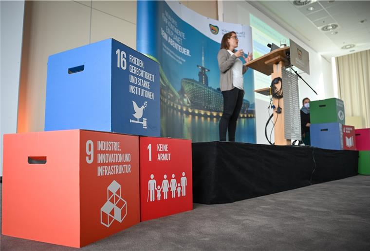 Klimahaus Bremerhaven: Internationaler Expertenaustausch beginnt Am Donnerstagvormittag hielten die beiden Bildungsexperten Tabea Dietrich (Foto) von der deutschen UNESCO-Kommission und Stefan Rostock von GERMANWATCH beim Klimasymposium im Conference Center ihre Einführungsvorträge und gaben damit die Richtung für die bevorstehenden zwei Tage vor.