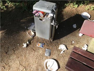 Am Drachenberg Bürgerpark sieht der einzige kleine Mülleimer schon Samstagnachmittags so aus.