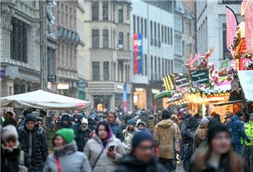 Passanten gehen in der Innenstadt durch die Leipziger Straße.