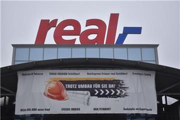 Am ehemaligen Real-Markt in Spaden prangt nun ein Schild mit der Aufschrift "Trotz Umbau für Sie da". Doch wer da einziehen wird, weiß man noch nicht.