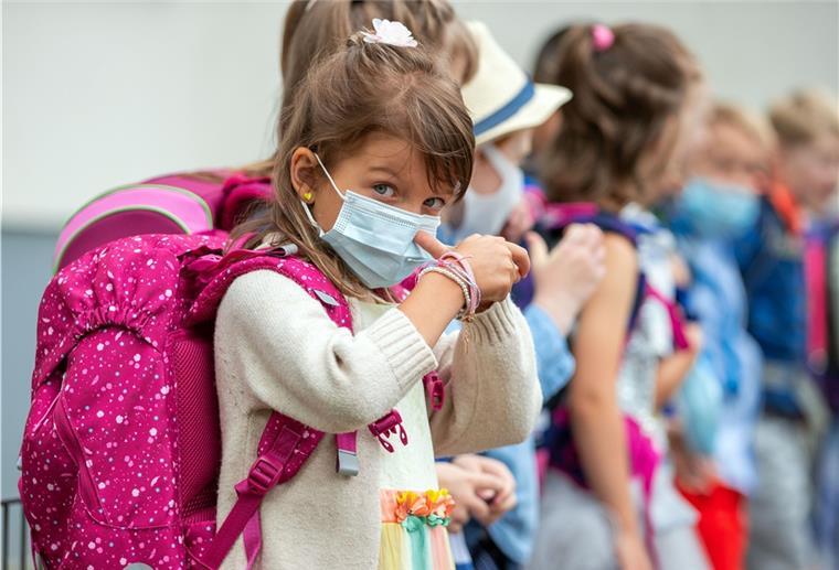 Am großen Tag darf die Maske nicht fehlen Am Einschulungstag reichen Schulranzen und Zuckertüte nicht. Die Kinder müssen auch einen Mund-Nasen-Schutz tragen.