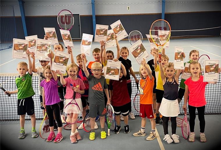 Kinder sind bereit fürs Kleinfeld-Tennisturnier in Nordenham Am Ende bekamen die Jungen und Mädchen Teilnehmerurkunden und Erinnerungsfotos.