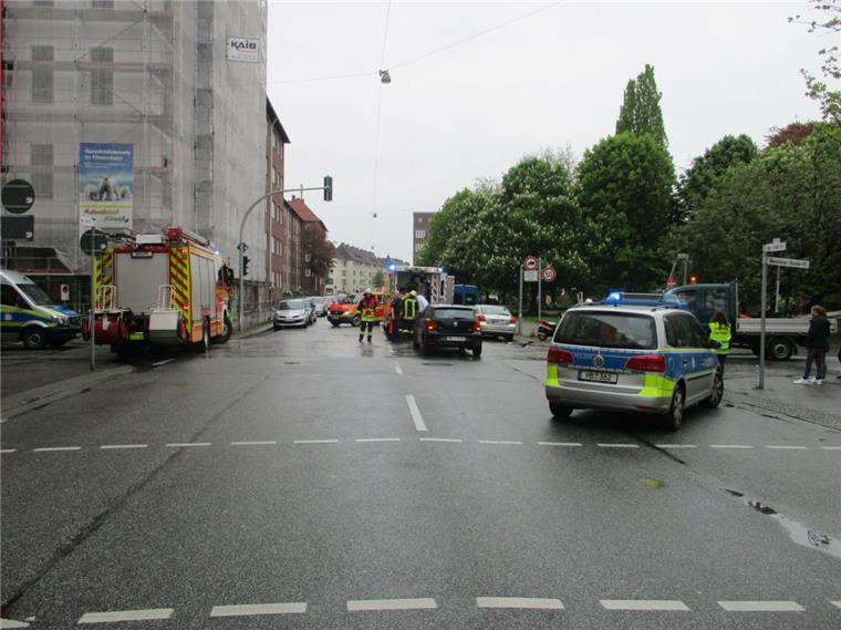 Am Ende der Alten Bürger in Mitte hat es am Dienstagmorgen gekracht. Ein Rollerfahrer wurde schwer verletzt.