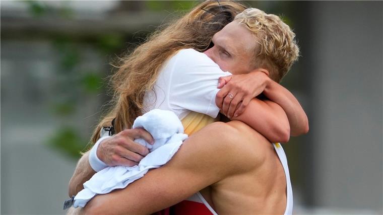 „Rennen für die Ewigkeit“: Olympiasieger Zeidler am Ziel Am Ende der Triumphfahrt übermannten Einer-Sieger Oliver Zeidler die Gefühle.