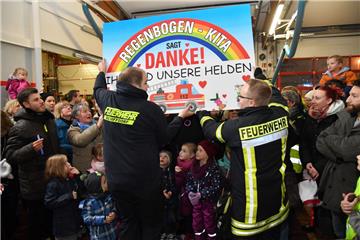 Am Ende überreichte die Kita Regenbogen ein großes Dankeschön an die Rettungskrä...