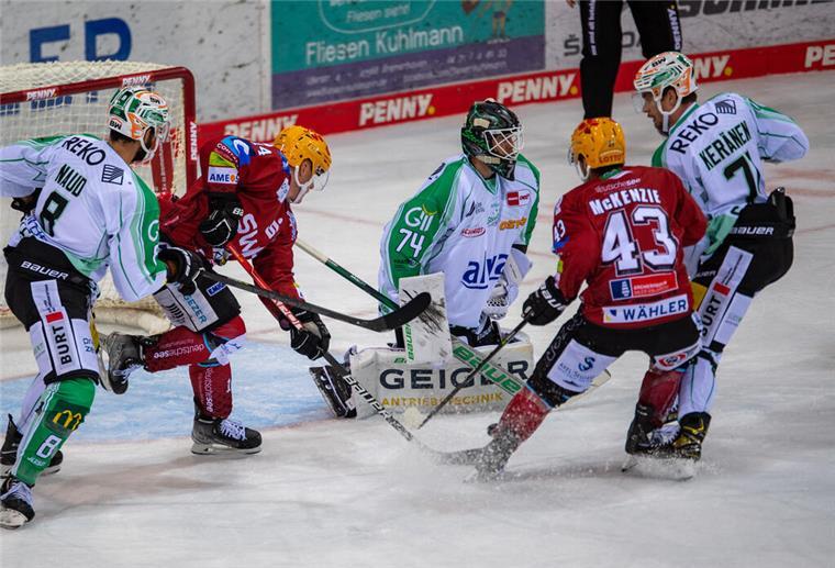 Eishockeyspieler kämpfen auf dem Eis.