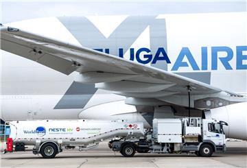 Am Flughafen Bremen wird erstmals ein Airbus-Großraumtransportflugzeug vom Typ Beluga XL mit dem nachhaltigem Kraftstoff «Sustainable Aviation Fuel» (SAF) befüllt.