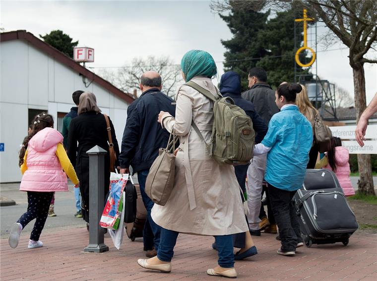Am Flughafen Hannover werden am Dienstag 247 geflüchtete Frauen, Männer und Kinder erwartet.
