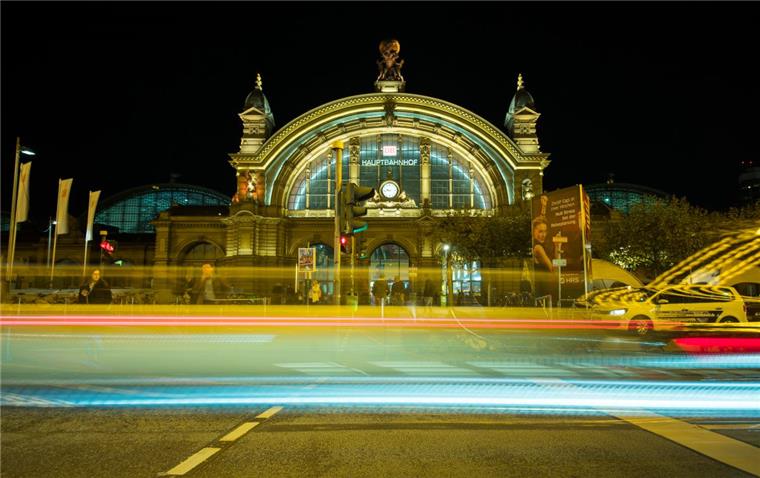 Am Frankfurter Hauptbahnhof ist ein Zug gegen einen Prellbock gefahren. 