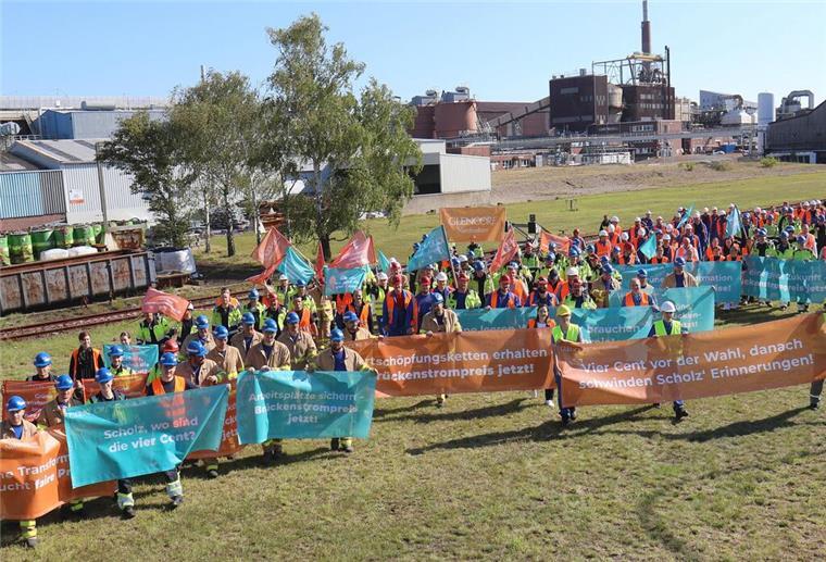 Angst um Jobs: Mitarbeiter von Glencore Nordenham demonstrieren in Berlin Glencore Nordenham