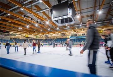 Eisläufer auf Eis mit Schlittschuhen