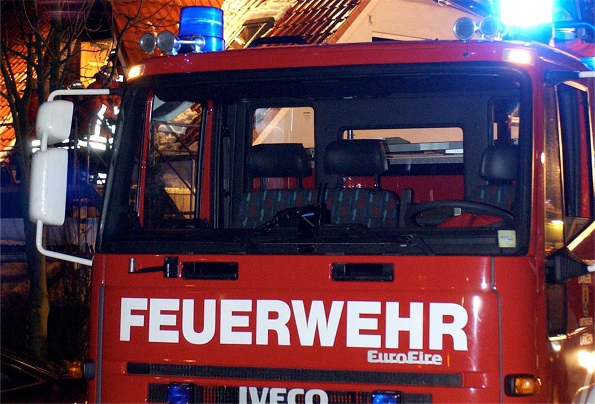 Müllcontainer steht in Brake in Flammen Am Freitag hat in Brake ein Müllcontainer gebrannt. Die Feuerwehr verhinderte, dass die Flammen auf ein Wohnhaus übersprangen (Symbolbild).
