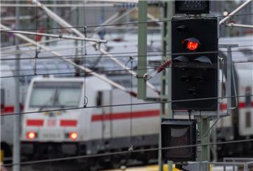 Am Freitag könnte es bei der Deutshen Bahn wieder zum bundesweiten Warnstreikt kommen. Auch Verdi hat an drei Flughäfen zum Ausstand aufgerufen.