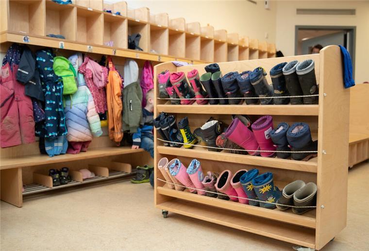 Warnstreiks am Freitag: Kitas in Bremerhaven und dem Cuxland betroffen Kinderstiefel stecken in einem Regal in einer Kindertagesstätte