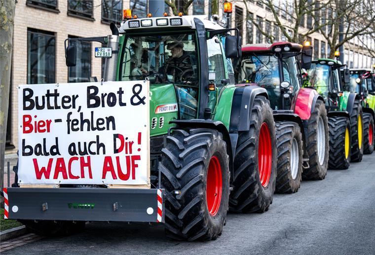Trecker-Demo: In Bremen kann es ab Mittag zu Verkehrsbehinderungen kommen Am Freitag sollen erneut Trecker durch Bremen fahren.