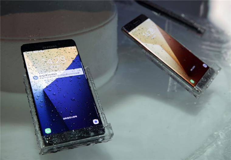 Akkus explodiert: Samsung ruft das Galaxy Note 7 zurück Am Freitag sollte das Samsung Galaxy Note 7 in Deutschland auf den Markt kommen. Doch daraus wird nichts.