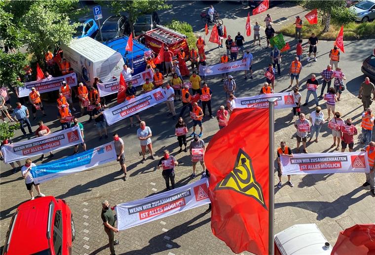 IG Metall warnt Arbeitgeber vor Kahlschlag Am Freitag versammelten sich Gewerkschafter zum Abschluss der Aktionswoche vor dem IG-Metall-Gebäude in Nordenham. Anschließend zogen die Metaller zum Wochenmarkt.