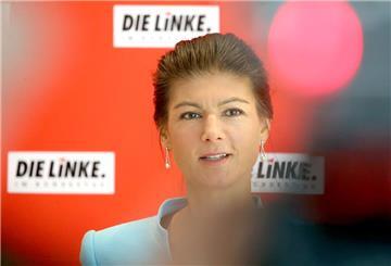 Sahra Wagenknecht (Die Linke), damals Fraktionsvorsitzende, beantwortet zu Beginn der Sitzung der Bundestagsfraktion ihrer Partei im Reichstagsgebäude Fragen von Journalisten.