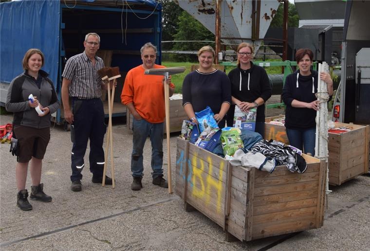 Stollhammer fährt mit vollem Container ins Flutgebiet Am Freitag wurde der Container bepackt. Von links: Ulrike Witting, Thomas Logemann, Holger Stendel, Ann-Kathrin Schmidt, Verena Tenbrock und Bettina Knutzen.