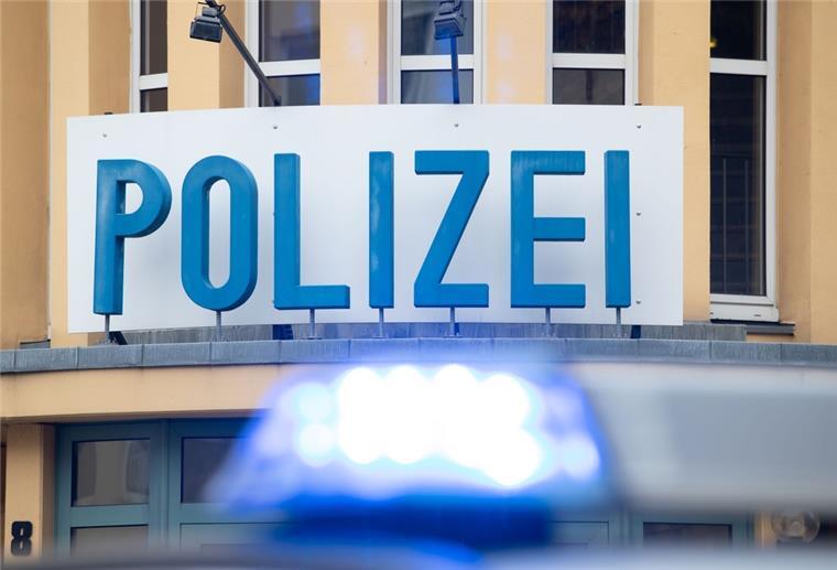 Ein Einsatzwagen der Polizei steht vor einer Dienststelle