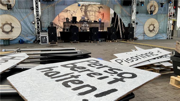 Am Freitagabend ist auf der Tanzfläche noch nicht an Party zu denken. Die Vorbereitungen laufen auf Hochtouren.