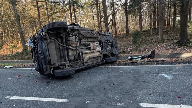 Wagen überschlägt sich auf Landesstraße bei Drangstedt Am Freitagnachmittag überschlug sich dieser Wagen bei einem Unfall in Drangstedt.