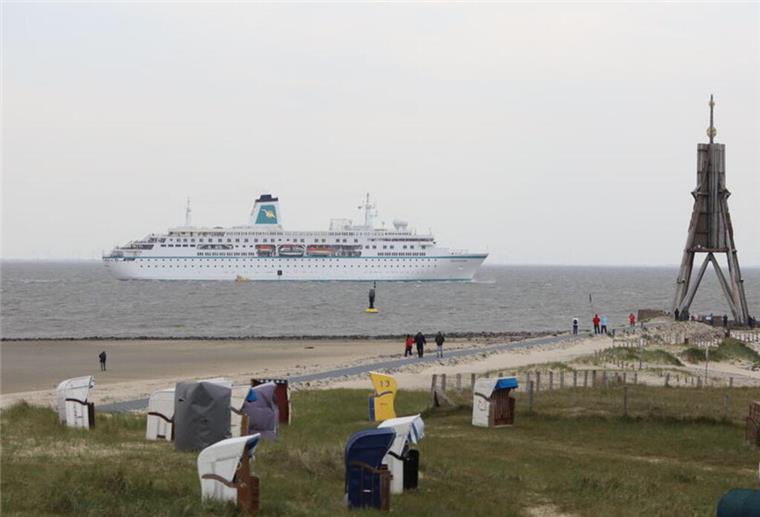 Spontaner Stopp: Traumschiff „Deutschland“ macht in Cuxhaven fest Am Freitagvormittag passiert die „Deutschland“ die Kugelbake.