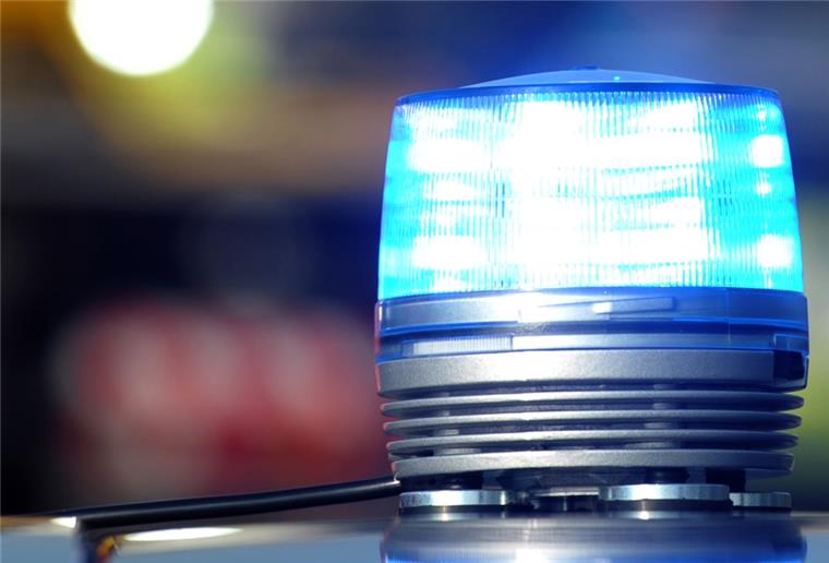 Geestemünde: Roller brennt auf Schulsportplatz Das Blaulicht eines Streifenwagens der Polizei leuchtet.
