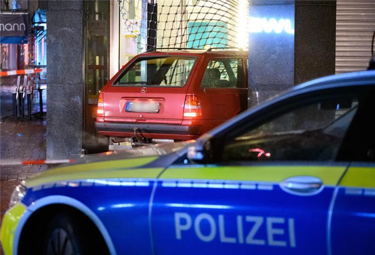 Auto fährt in Hamburger Pfandleihhaus - Fahndung mit Hubschrauber Ein Auto steht im zerstörten Eingangsbereich eines Pfandleihhauses.