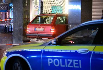 Ein Auto steht im zerstörten Eingangsbereich eines Pfandleihhauses.