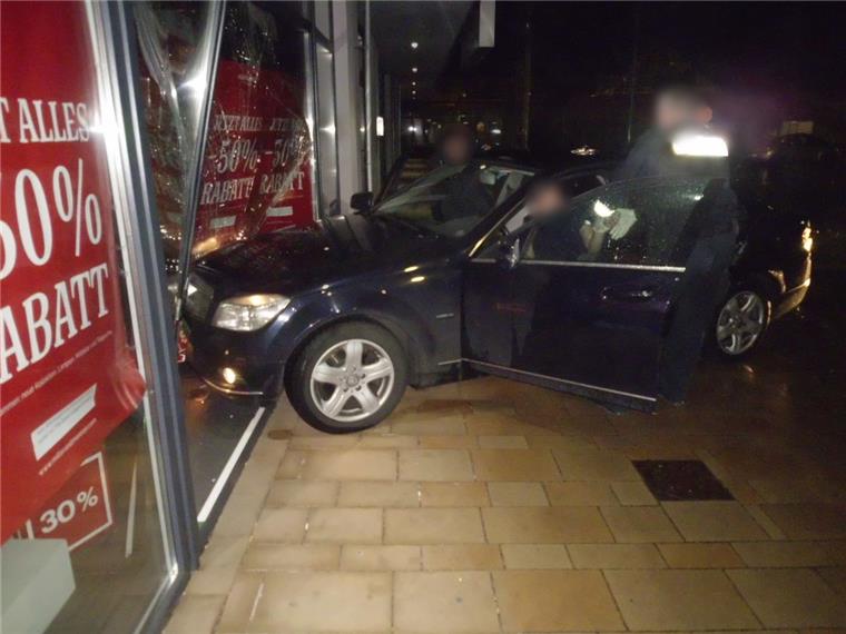 Am frühen Donnerstagmorgen landete das Auto in Bremen-Gröpelingen im Schaufenster.