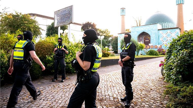 Am frühen Morgen durchsuchen Dutzende Polizisten die Blaue Moschee in Hamburg.