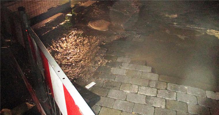 Pflaster unterspült: Wasserrohrbruch im Schaufenster Fischereihafen Am frühen Sonntagmorgen haben Sicherheitsleute einen Wasserrohrbruch im Schaufenster Fischereihafen entdeckt.