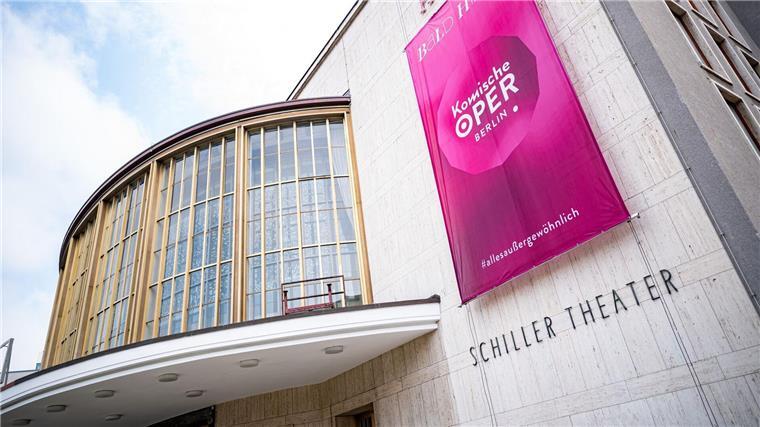 Berlins Komische Oper eröffnet ihr Ausweichquartier Am Gebäude des Schillertheaters hängt ein Banner der Komischen Oper Berlin.