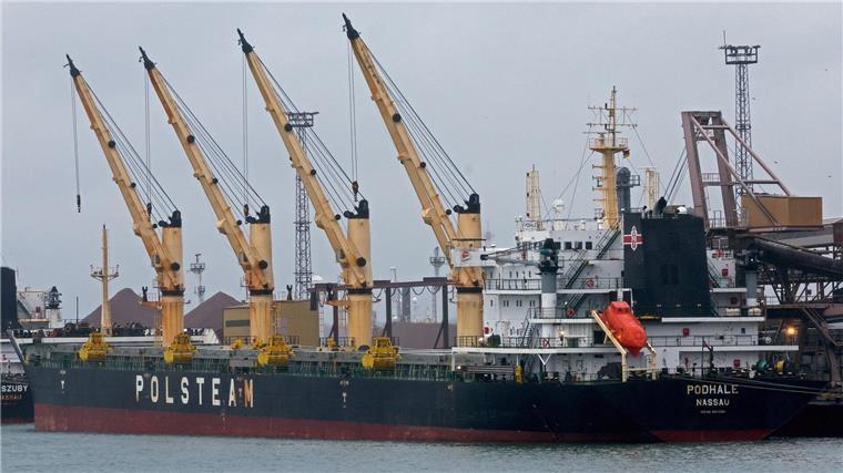 Am Getreideterminal im Seehafen an der Ostsee wird der Frachter „Podhale“ abgefertigt.
