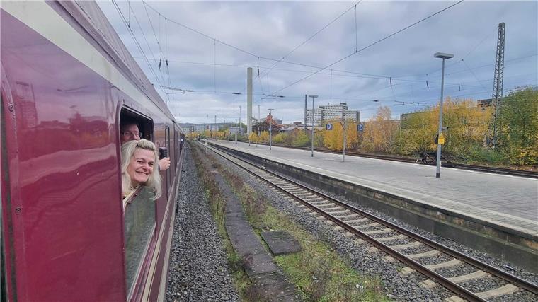 Pinguins-Fans on Tour: Per Sonderzug nach Mannheim - Her mit den Punkten (Update 28) Am Göttinger Bahnhof: Frische Luft tut gut.