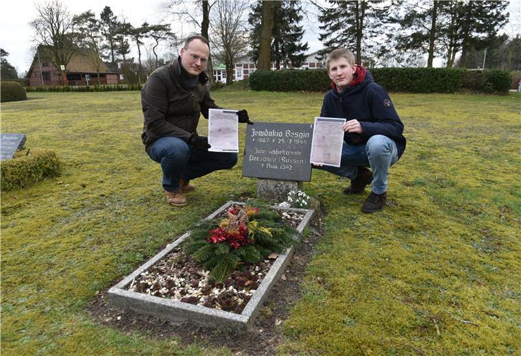 Tote in Zeven bekommen ihre Namen zurück Am Grab der jetzt identifizierten russischen Kriegsgefangenen auf dem Friedhof in Gräpel: Dr. Lars Hellwinkel (links) und Claas Both zeigen die Personalkarten der Verstorbenen.