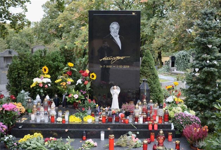 Arbeiten an Karel-Gott-Museum eingestellt Am Grab des tschechischen Sängers Karel Gott auf dem Malvazinky-Friedhof stehen frische Blumen und brennende Kerzen. (Archivbild)
