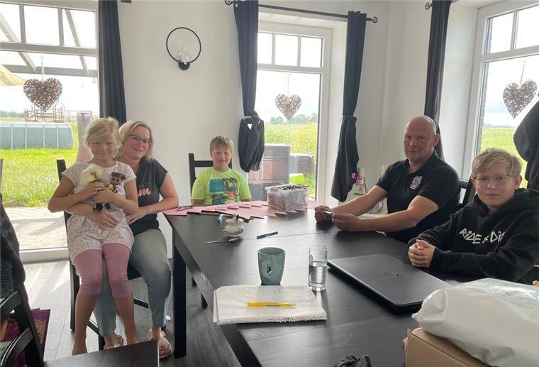 Familie aus Nordenham verleiht erfolgreich Hüpfburgen Familie am Tisch