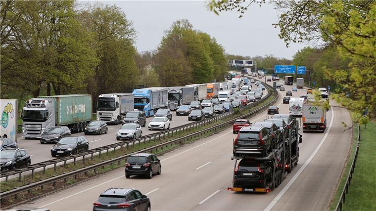 Staus auf Autobahnen im Norden Am Gründonnerstag brauchen viele Autofahrerinnen und Autofahrer Geduld - auf einigen Autobahnen ist Stau.