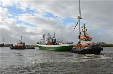 Am Haken der Schlepper „Mars“ (vorne) und „Bugsier 17“ wurde die Gera ins Dock 2 der Bredo-Werft in Bremerhaven geschleppt.