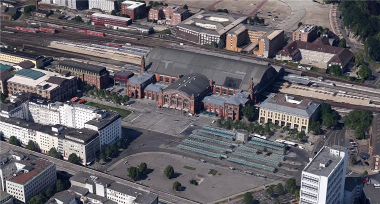 Dramatische Rettungsaktion am Bremer Hauptbahnhof: Mann stürzt vor ICE Am Hauptbahnhof Bremen wurde ein 27-Jähriger in letzter Sekunde vor einem einfahrenden Zug gerettet.