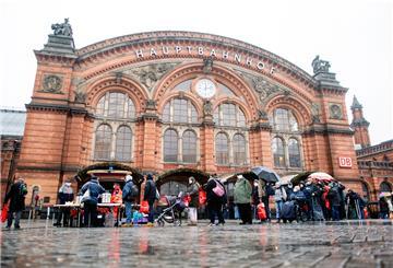 Am Hauptbahnhof in Bremen kam es am Donnerstagabend zu einer Schlägerei, bei der ein 21-Jähriger mit einem Messer niedergestochen wurde.