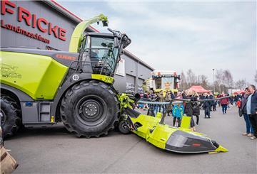 Ein großer Mähdrescher ist auf der Messe zu sehen.