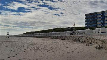 Am Hauptstrand wurde Sand bis zu den Strandkörben weggespült.