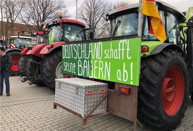 Landwirte demonstrieren in der Region für faire Milchpreise Am heutigen Donnerstagmorgen ziehen mehrere Landwirte mit ihren Treckern durch Bremerhaven. Sie demonstrieren für faire Milchpreise.