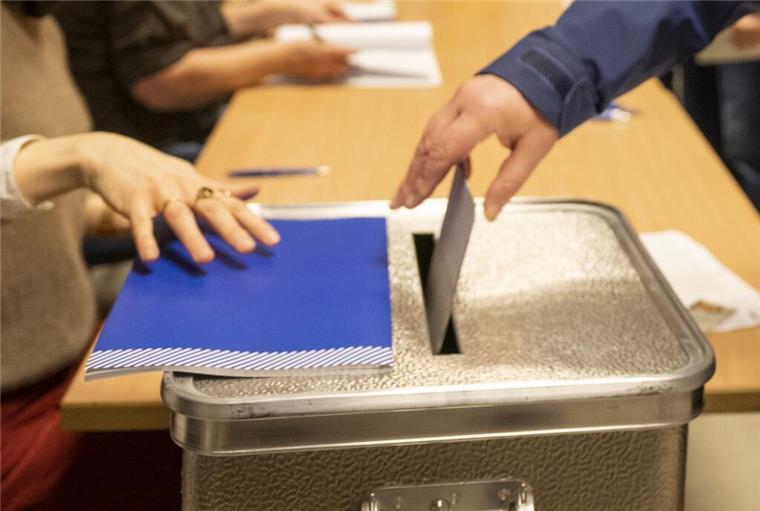 Nicht vergessen: Heute ist Bürgermeisterwahl in Geestland Zettel und Wahlurne